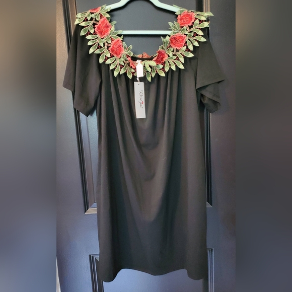 Rosegal Half-sleeve Black dress with Roses (read description) - Picture 4 of 9